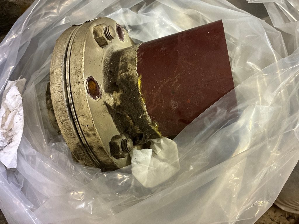 配管フランジに挟まっていたパッキン。多くの場合アスベストが含まれる